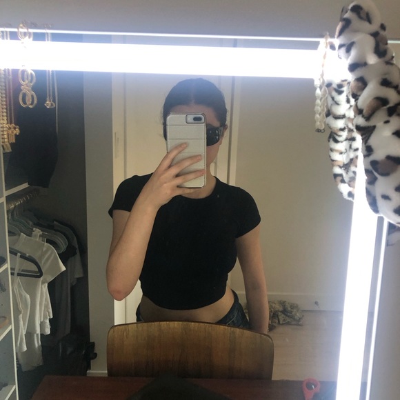 black cropped baby tee - Picture 2 of 3